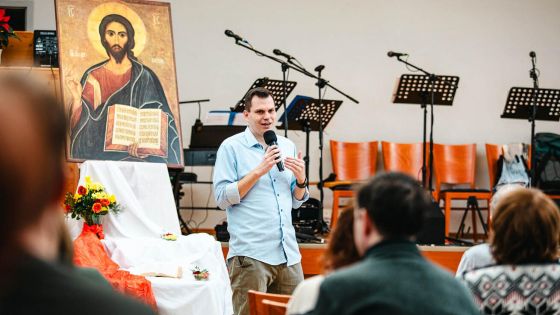 image:Image Při oblastním setkání charismatické obnovy v Praze přednášel v Komunitním centru Matky Terezy jáhen Jiří Dyčka o tom, jak dnes přinášet lidem zvěst o spáse, která je v Ježíši, i o tom, co nám v tom může bránit.