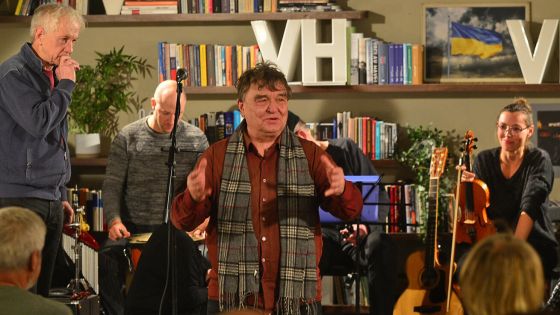 image:Image „Snažím se zastavit čas a nenechat tak brzy padnout knižní kulturu,“ říká Ondřej Fibich, šumavský regionalista, básník a nakladatel.