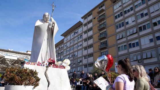 image:Image U sochy sv. Jana Pavla II. před nemocnicí Gemelli lidé pokládají květiny a zapalují svíčky. Jednotlivci i skupiny se zde modlí za papeže Františka, který je tu od 14. února hospitalizován.