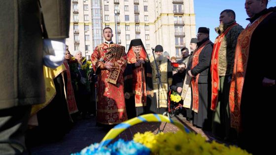 image:Image Za 46 tisíc padlých ukrajinských vojáků a 10 tisíc zabitých civilistů se modlili věřící v kyjevské Aleji nebeské setniny spolu s řeckokatolickým biskupem Josyfem Milanem.