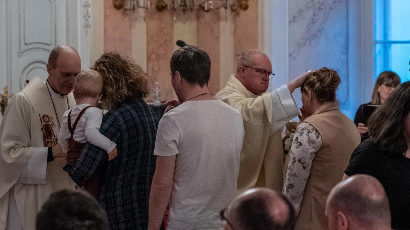 image:Image Těm, kdo nemohou přijímat eucharistii, udělovali biskupové během mše svaté požehnání.