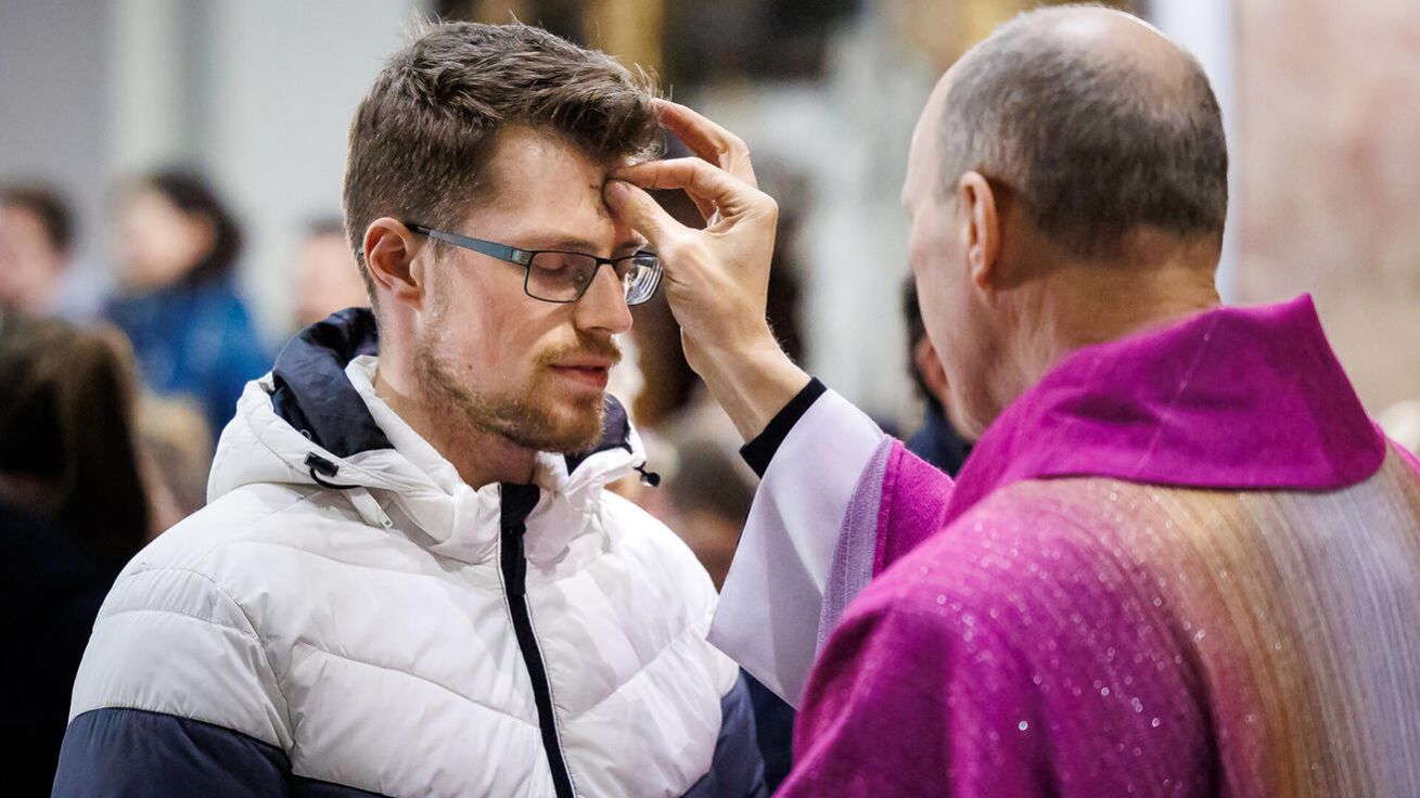 image:Image Udílení popelce je viditelným znamením vstupu do postního období.