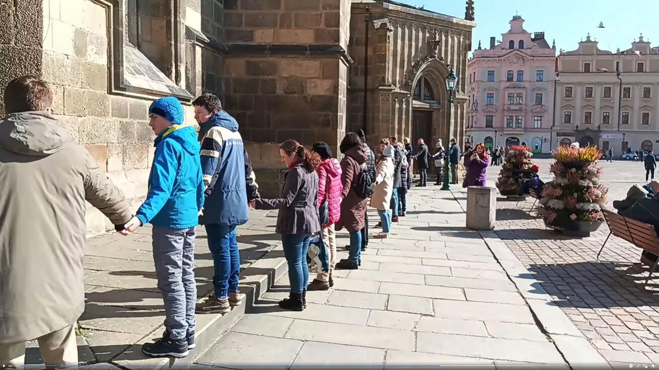 image:Image Farníci v neděli symbolicky společně objali svou katedrálu.