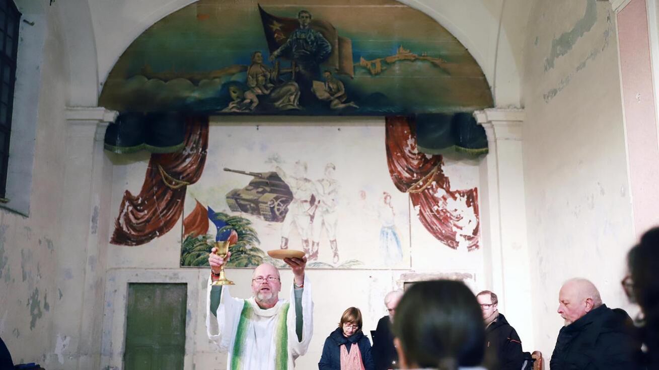 image:Image Na zdech kaple jsou vidět pozůstatky vlády komunistů.