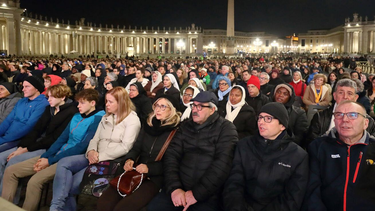 image:Image Věřící se na náměstí sv. Petra modlí růženec za papeže Františka každý večer od 21 hodin. Ve vedení těchto modliteb se od 24. února střídají kardinálové a papežovi spolupracovníci.