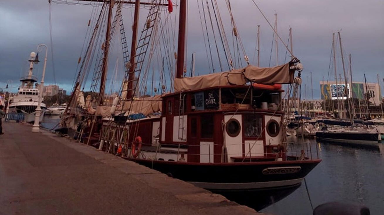 image:Image Třístěžňový škuner „Le Bel Espoir“ o délce 29 metrů byl postaven v Dánsku v roce 1944. Loni jej kompletně zrestaurovala francouzská organizace AJD, kterou založil P. Michel Jaouen SJ a která kvalifikuje mladé lidi pro námořní profesi.