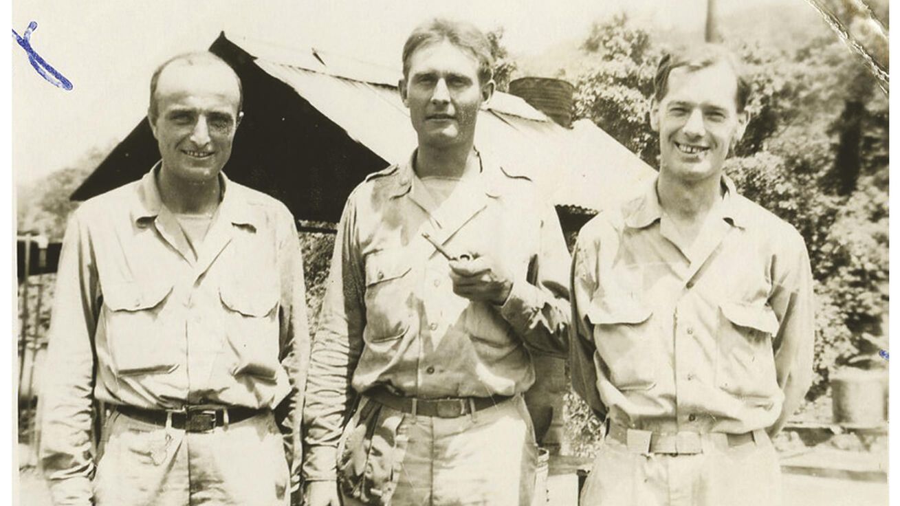 image:Image P. Kapaun (uprostřed) během druhé světové války v barmském městě Bharmo.