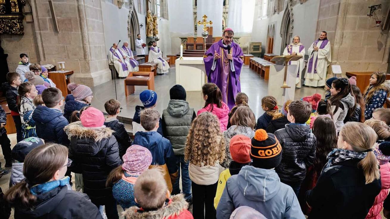 image:Image Na 70 prvokomunikantů prožilo interaktivní den s biskupem Tomášem Holubem, na jehož programu se podílelo Diecézní katechetické centrum.