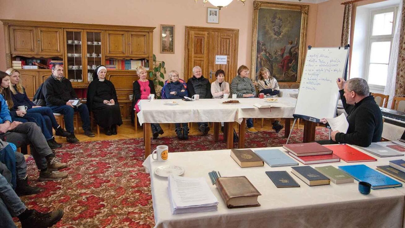 image:Image Účastníky zaujal zkušený varhaník Miroslav Pšenička.