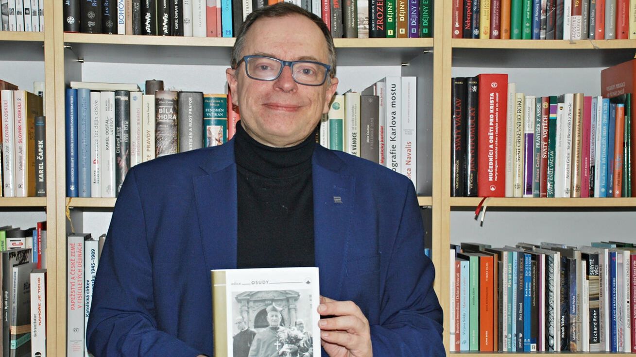 image:Image Jaroslav Šebek se svojí vítěznou knihou.