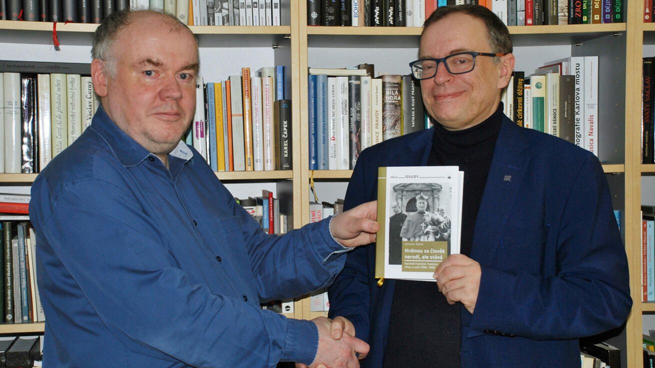 Autor letošní vítězné knihy Jaroslav Šebek (vpravo) s editorem KT Janem Paulasem. image:Image Autor letošní vítězné knihy Jaroslav Šebek (vpravo) s editorem KT Janem Paulasem.