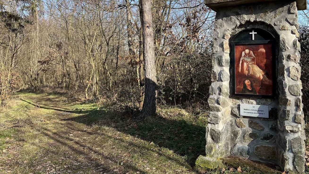 image:Image Sedmé zastavení cesty Panny Marie Bolestné vede k Památníku svobody.