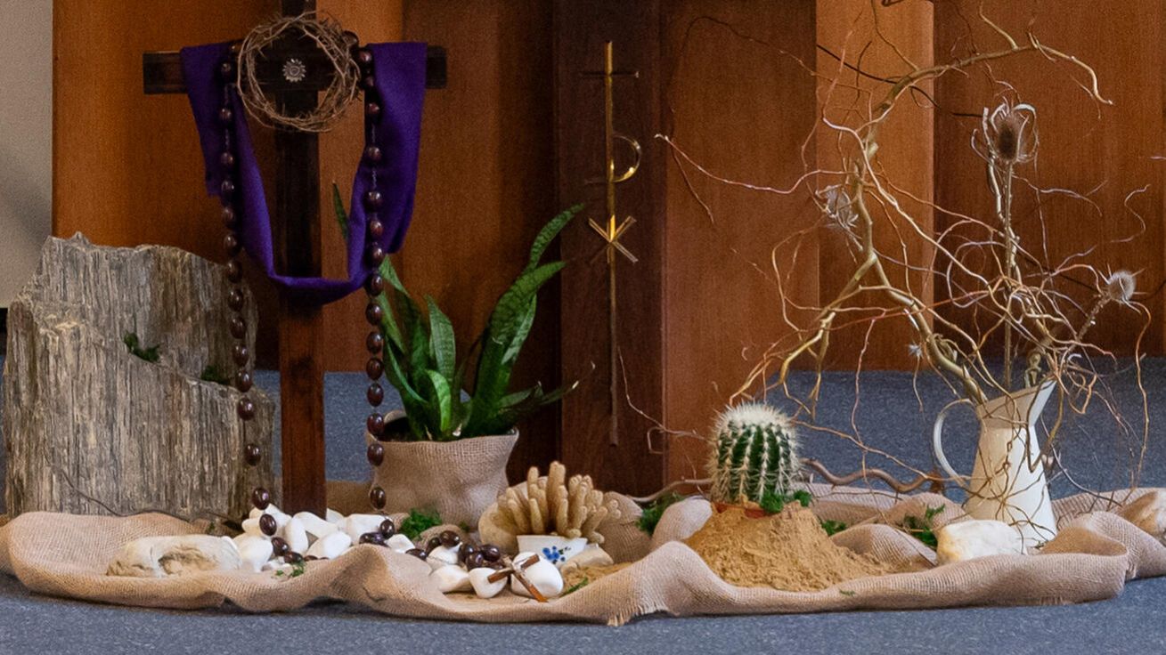 image:Image Farníci v Závadě (farnost Bohuslavice) přijali popelec při nedělní mši svaté. K dobrému vstupu do postní doby jim pomohla i umělecká instalace.