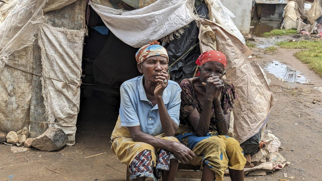 image:Image Micheline z Madagaskaru dělá potíže samotné uživit pět dětí, situaci zhoršuje období dešťů. „Když prší, je to peklo. Střechy se propadají a voda ničí i to málo, co máme,“ naříká. Její dcera (na obrázku) má štěstí. Jen díky podpoře dárců, jako jste Vy, může nyní chodit do školy.
