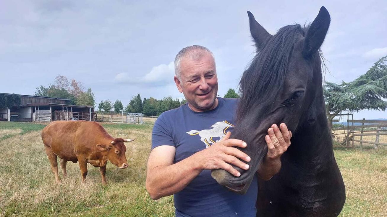 image:Image P. Jan Wirth je farář ve Zbynicích na Klatovsku, ale také farmář, který pečuje o zvířata a šest hektarů půdy.