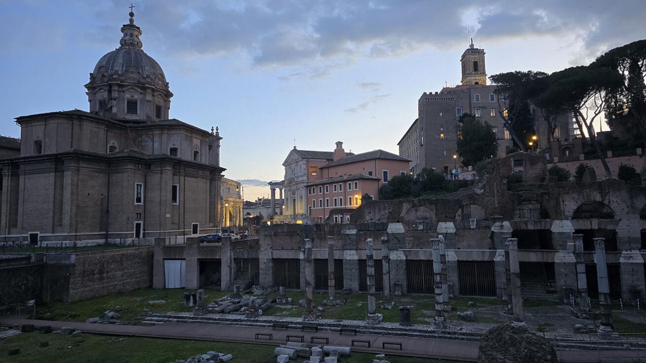 image:Image Při procházce po antickém Foru Romanu.