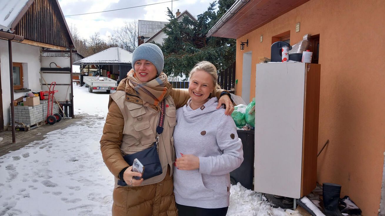 image:Image Zpěvačka Dáša Zázvůrková (vlevo) přijela na Jesenicko za Evou Lattenbergovou, se kterou se spřátelila, když pomáhala při povodních.