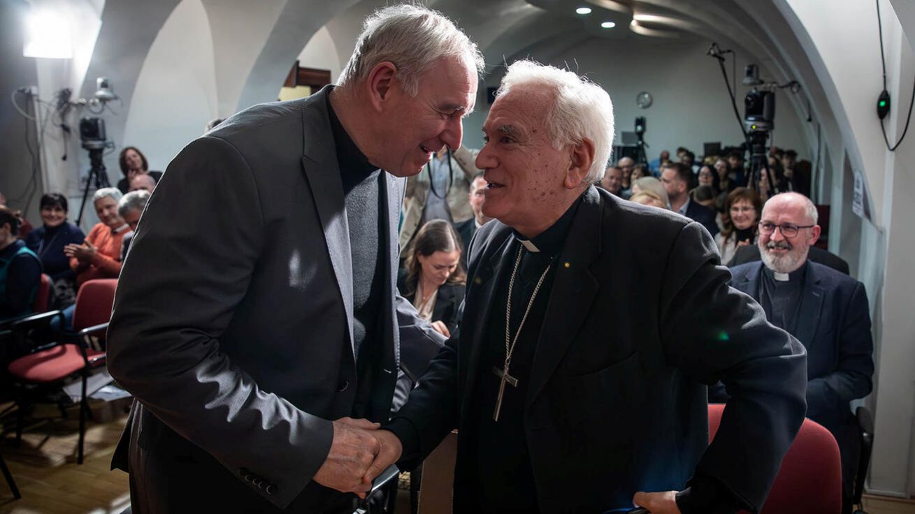 image:Image Emeritní arcibiskup Róbert Bezák (vlevo) a apoštolský nuncius Nicola Girasoli.