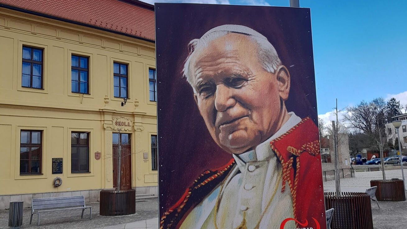 image:Image Letos v dubnu uplyne 35 let od návštěvy papeže Jana Pavla II. na Velehradě, jak tam už v těchto dnech připomíná tento plakát.
