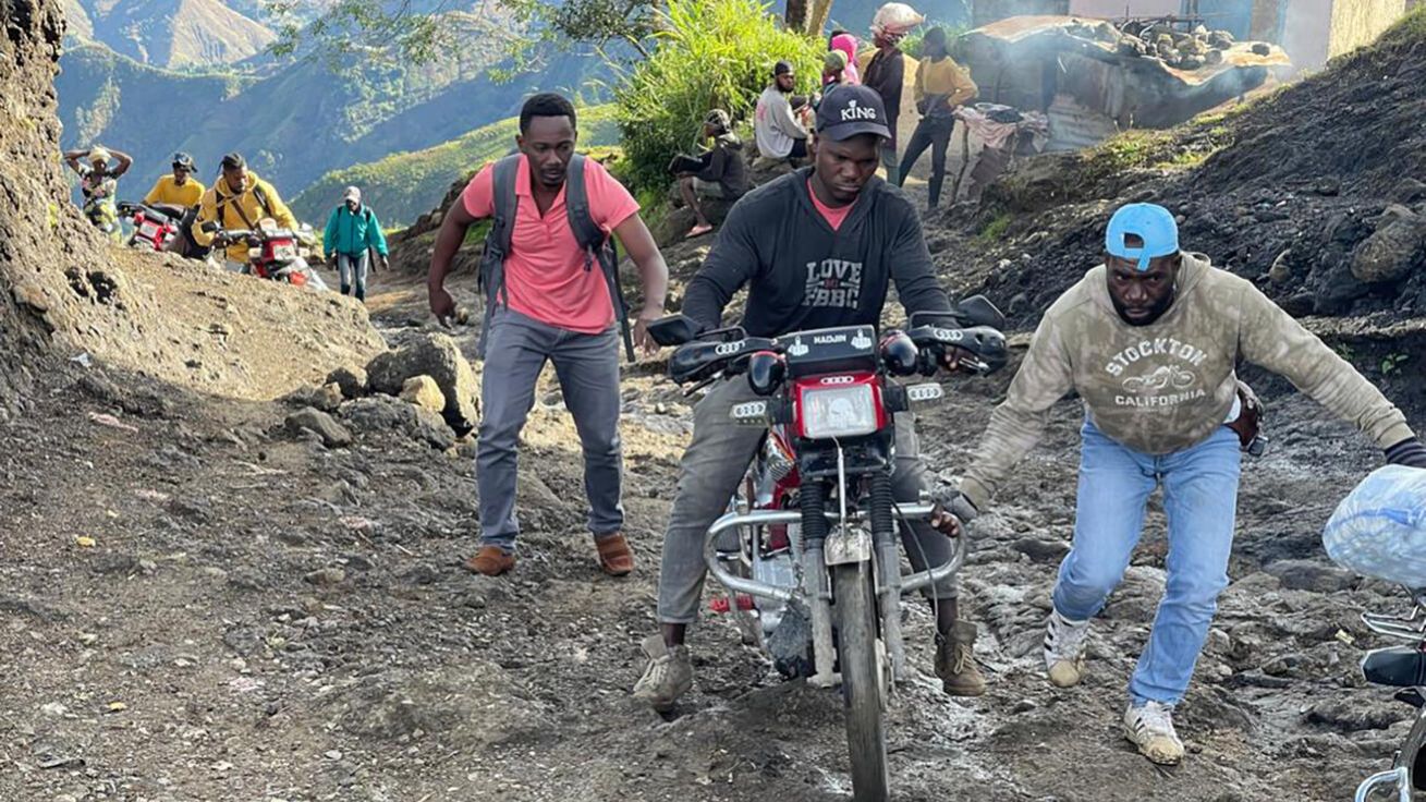 image:Image Motorka je nejčastějším dopravním prostředkem na Haiti. Lehké stroje
s malým obsahem motoru umožňují dobrou manipulaci na špatných cestách s velkým převýšením.
