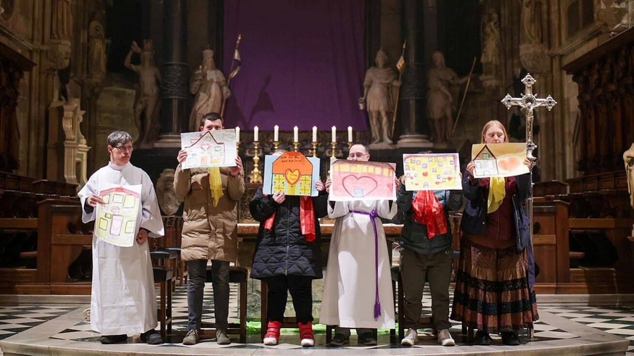 image:Image Věřící s Downovým syndromem při mši sv. ve vídeňském dómu ministrovali, četli nebo hráli a zpívali.