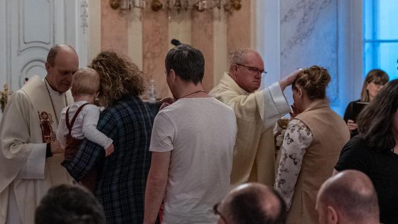 image:Image Těm, kdo nemohou přijímat eucharistii, udělovali biskupové během mše svaté požehnání.