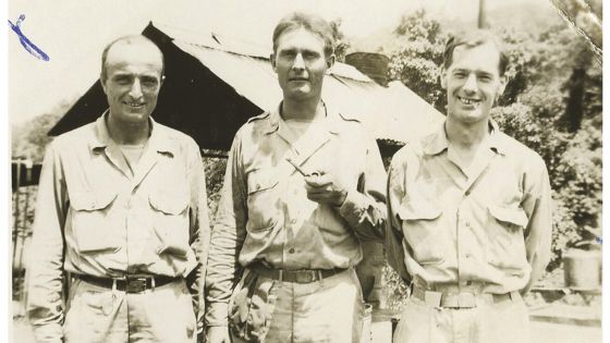 image:Image P. Kapaun (uprostřed) během druhé světové války v barmském městě Bharmo.