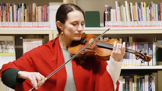 image:Image Marta Sýkorová v knihovně představí svou knihu Velmi špatné pohádky.