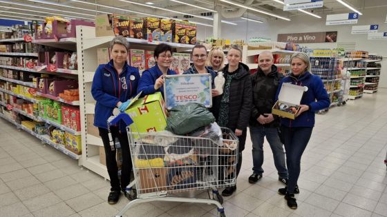 image:Image Do bazárku Hospice sv. Jiří v Chebu přispěli také zaměstnanci obchodního řetězce Tesco.