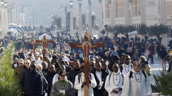 image:Image Jednotlivé skupiny poutníků s Jubilejním křížem přicházejí ke svatopetrské bazilice po Via della Conciliazione (ulicí Smíření).