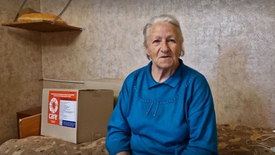 image:Image Se sklopenou hlavou vstříc neznámu, bez domova i rodiny. „Už nejsem potřeba,“ říká zničeně paní Larisa.