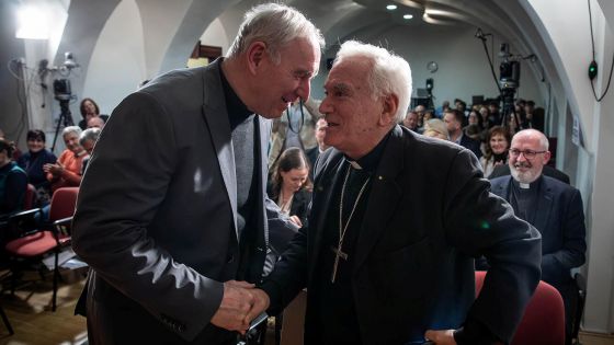 image:Image Emeritní arcibiskup Róbert Bezák (vlevo) a apoštolský nuncius Nicola Girasoli.