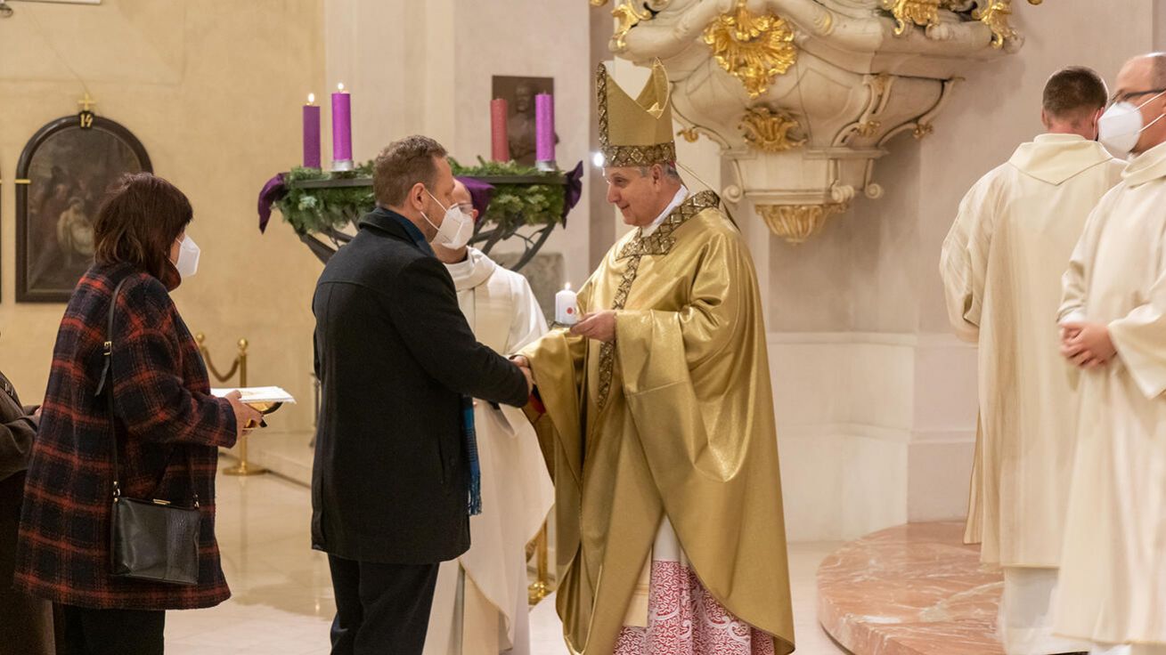image:Image Při mši svaté děkovali přítomní za dar charitní služby.
