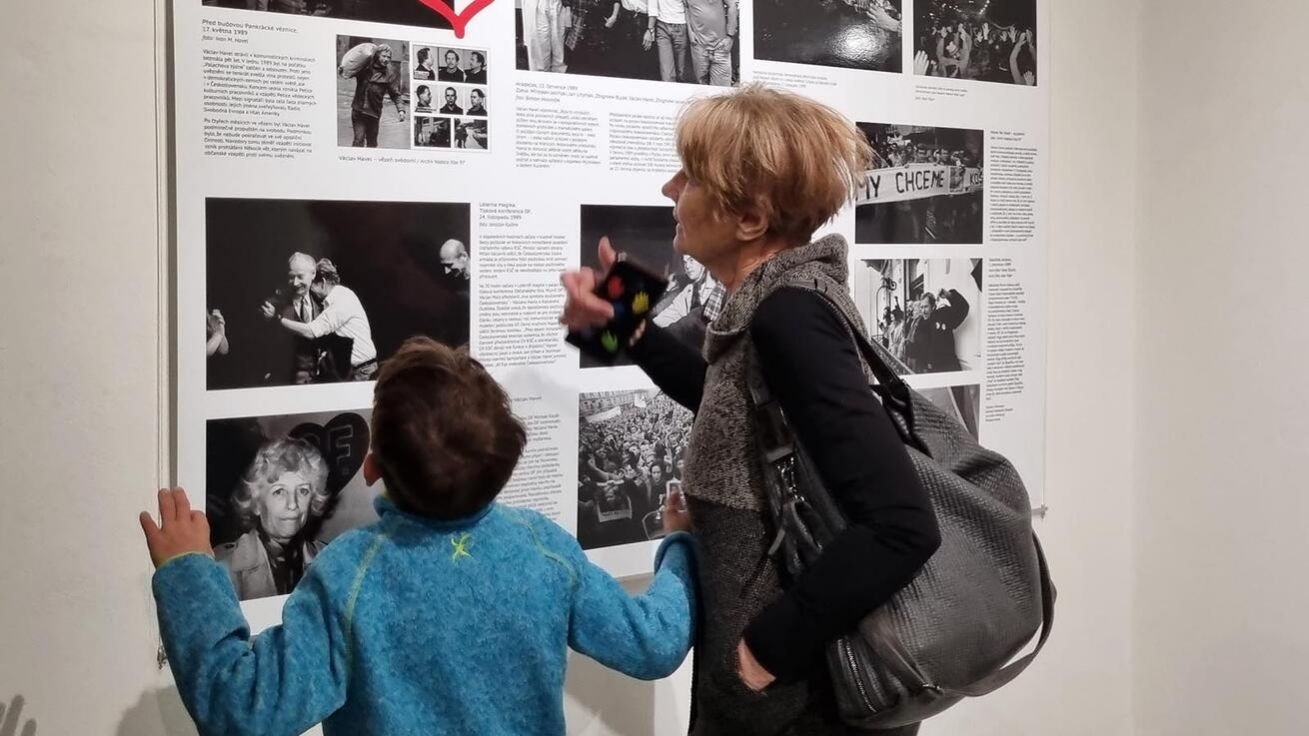 image:Image Bývalého prezidenta připomíná výstava fotografií Alana Pajera a Tomáše Olivy v pražské Galerii 1.