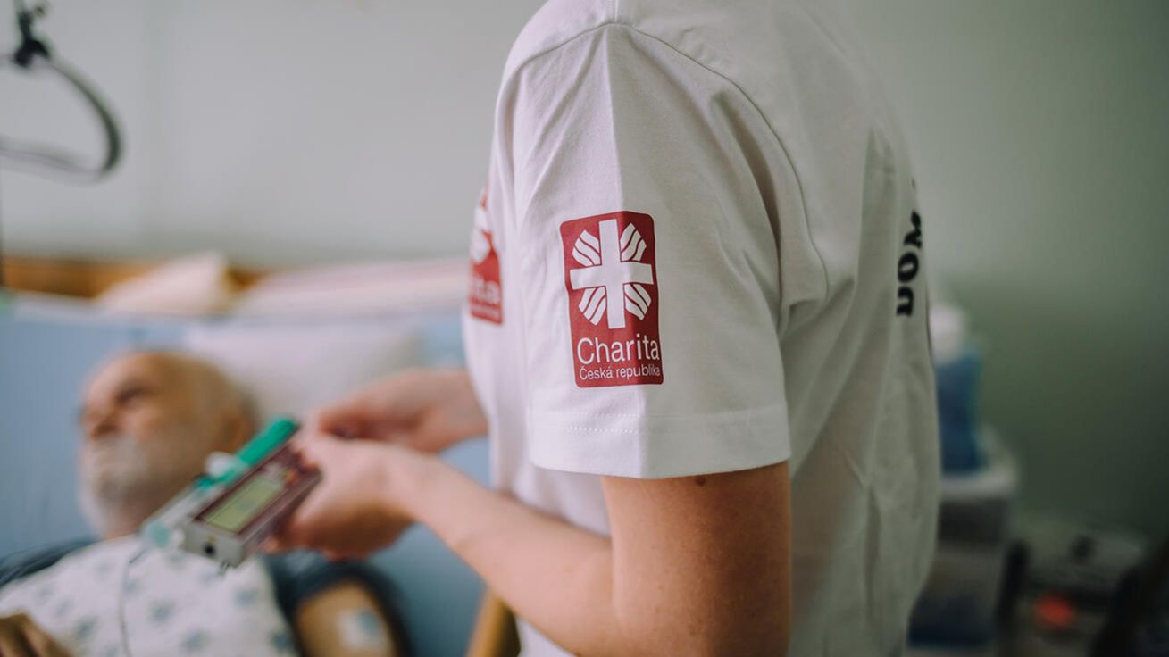 image:Image Domácí hospicová péče Hradec Králové pomáhá rodinám s péčí o nevyléčitelně nemocné blízké a její tým je jim v těchto posledních chvílích oporou, často dnem i nocí. Služba byla podpořena také z Tříkrálové sbírky. Více o službě také na www.charitahk.cz.