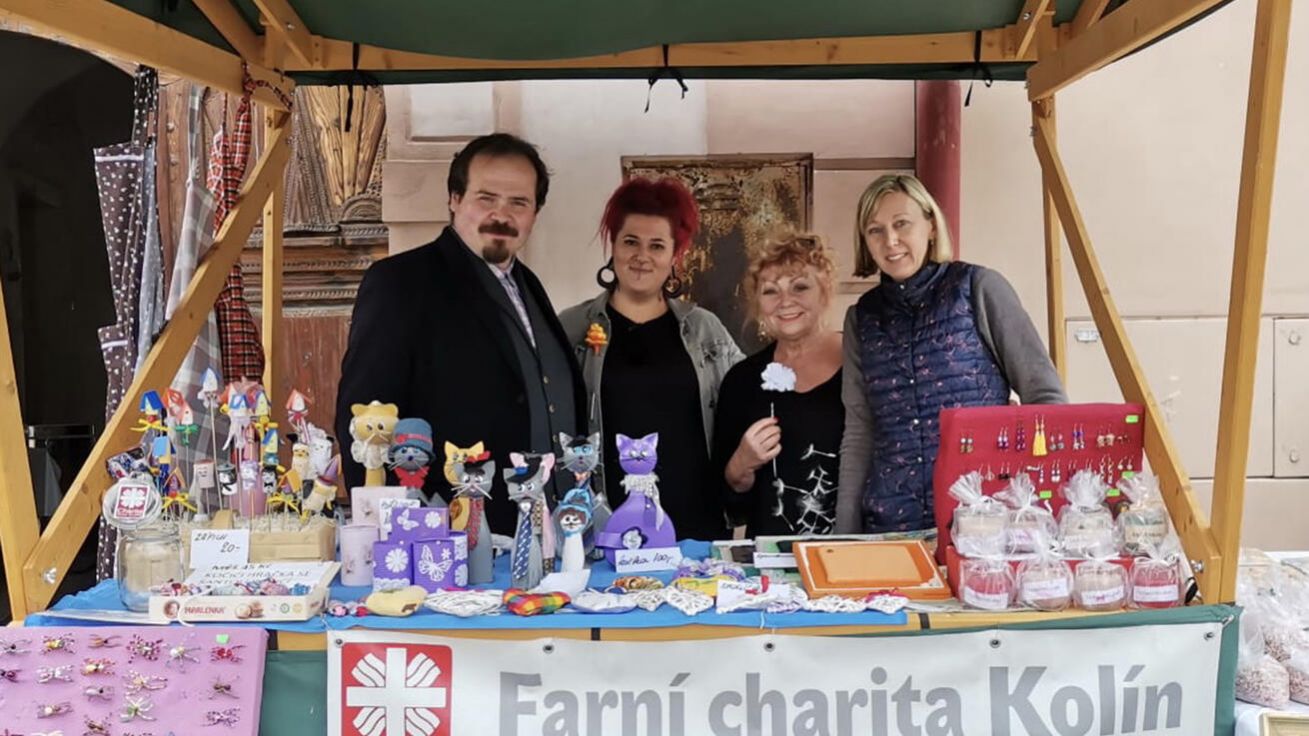 image:Image Petr Zavřel s pracovnicemi kolínské Charity při řemeslných trzích.