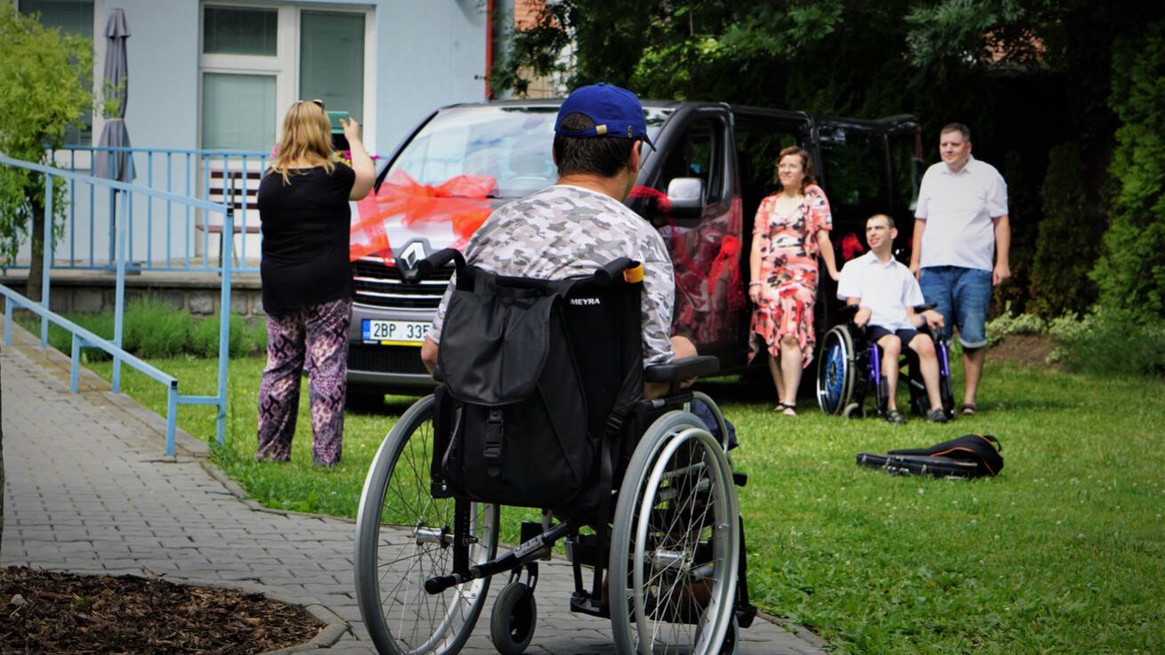 image:Image Od pozdního léta už nové auto nepomáhá při tornádu, ale slouží klientům chráněného bydlení.