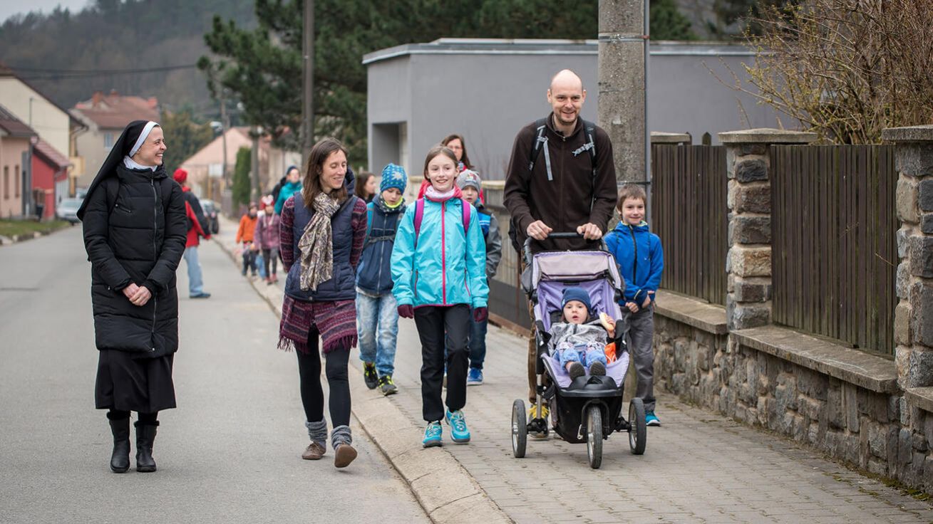„Jako každý člověk, který usiluje o něco dobrého, potřebují rodiny i jejich členové doprovázení, pokud o to stojí, povzbuzení a posilu na životní cestě,“ píše pastorální teolog Aleš Opatrný. image:Image „Jako každý člověk, který usiluje o něco dobrého, potřebují rodiny i jejich členové doprovázení, pokud o to stojí, povzbuzení a posilu na životní cestě,“ píše pastorální teolog Aleš Opatrný.