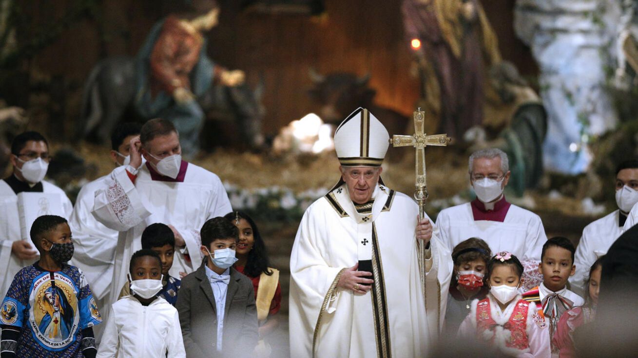 „Kolem Ježíše se vše uspořádává v jeden celek – v Betlémě jsou nejen ti poslední, pastýři, ale také vzdělaní a bohatí, mudrci. Jako synodální církev se vydejme do Betléma, kde všichni stojí pospolu v bratrství,“ vyzval Svatý otec při vigilii Narození Páně. image:Image „Kolem Ježíše se vše uspořádává v jeden celek – v Betlémě jsou nejen ti poslední, pastýři, ale také vzdělaní a bohatí, mudrci. Jako synodální církev se vydejme do Betléma, kde všichni stojí pospolu v bratrství,“ vyzval Svatý otec při vigilii Narození Páně.