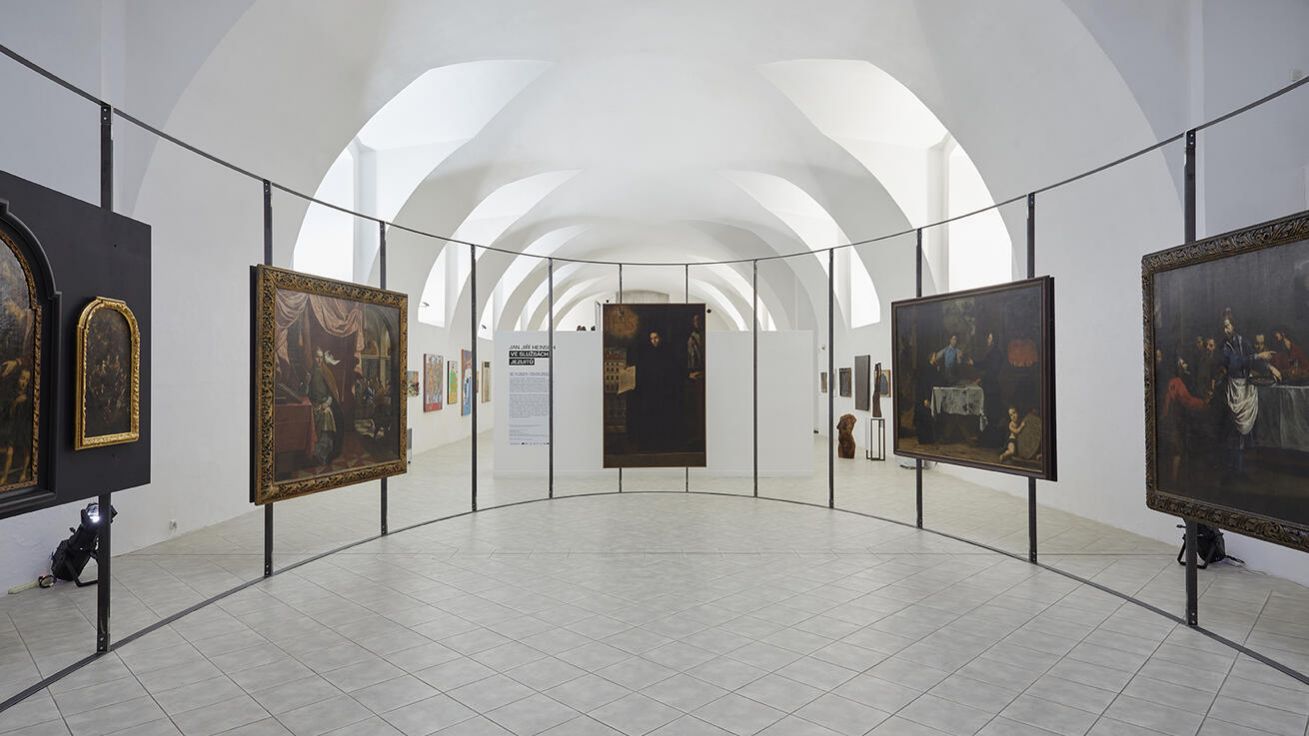 image:Image Uspořádání výstavy Heinschových pláten připomíná schematický chrámový prostor.