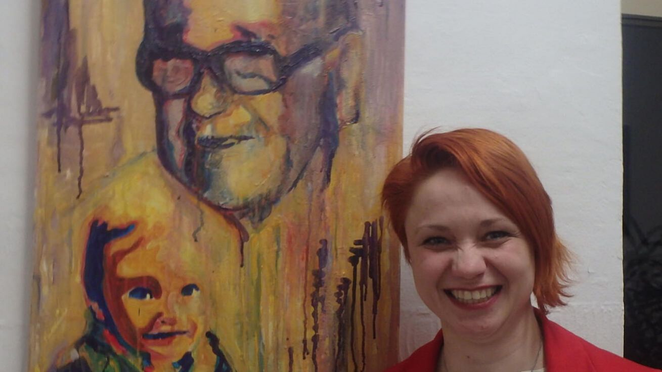 image:Image Malířka s uměleckým jménem Claudi Ondok při vernisáži na Teologické fakultě s portrétem P. Josefa Ondoka.