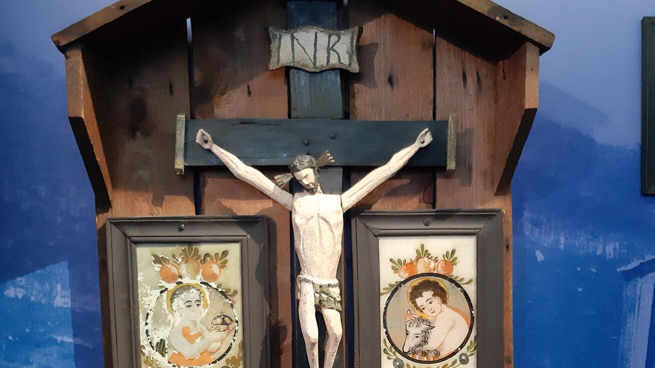 image:Image Prkenná kaplička ze šumavské Kvildy. Početné drobné obrázky, kříže a kapličky zavěšené na stromech nebo umístěné na rozcestích vnášely do krajiny posvátný prvek.