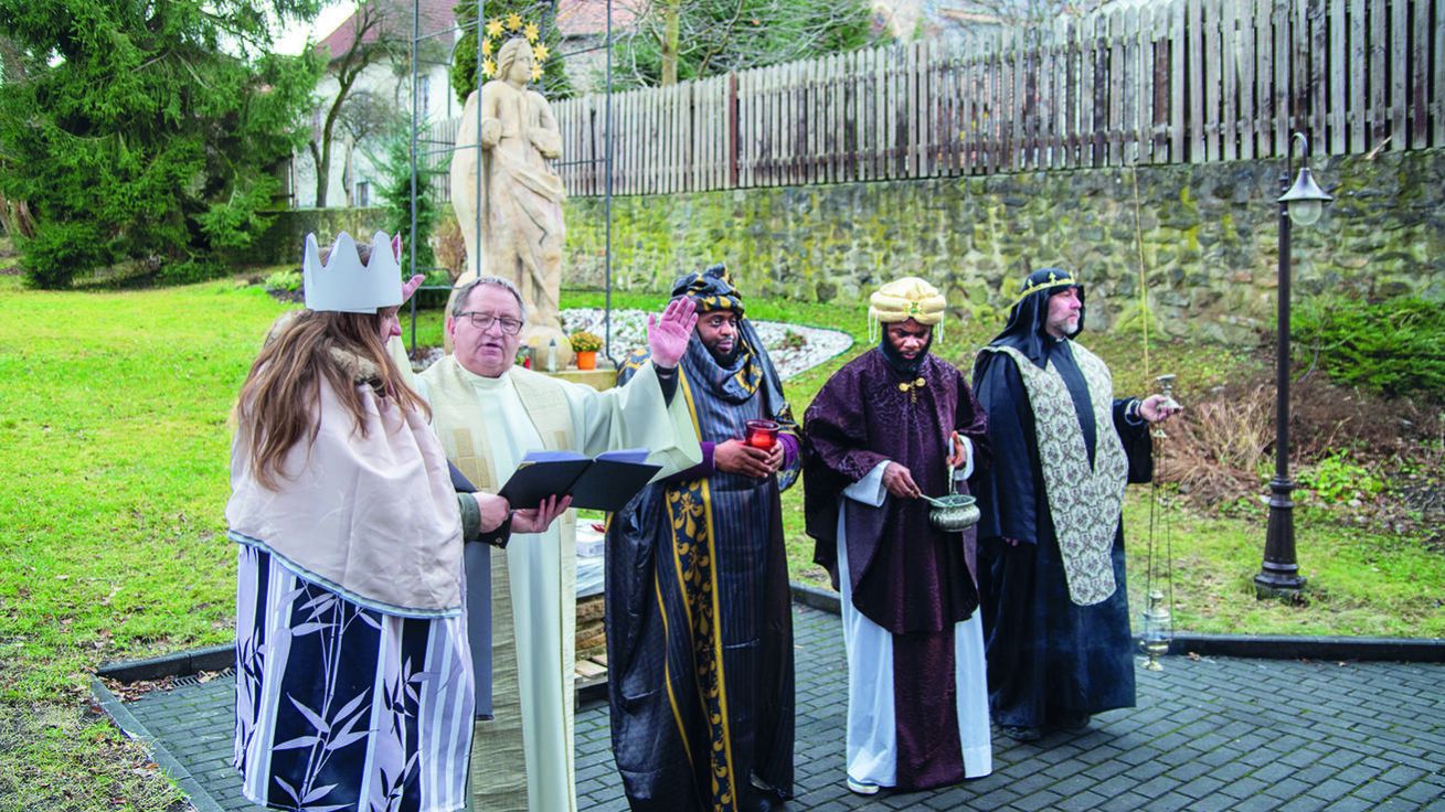 image:Image V Klatovech požehnal P. Jaroslav Hůlle koledníkům 2. ledna v prostorách Domova pokojného stáří Naší Paní. Do ulic se pak vydali v roli tří králů i P. Emmanuel Okwudilichukwu Onuma, P. Timothy Terna Asongu a P. Marek Hric.