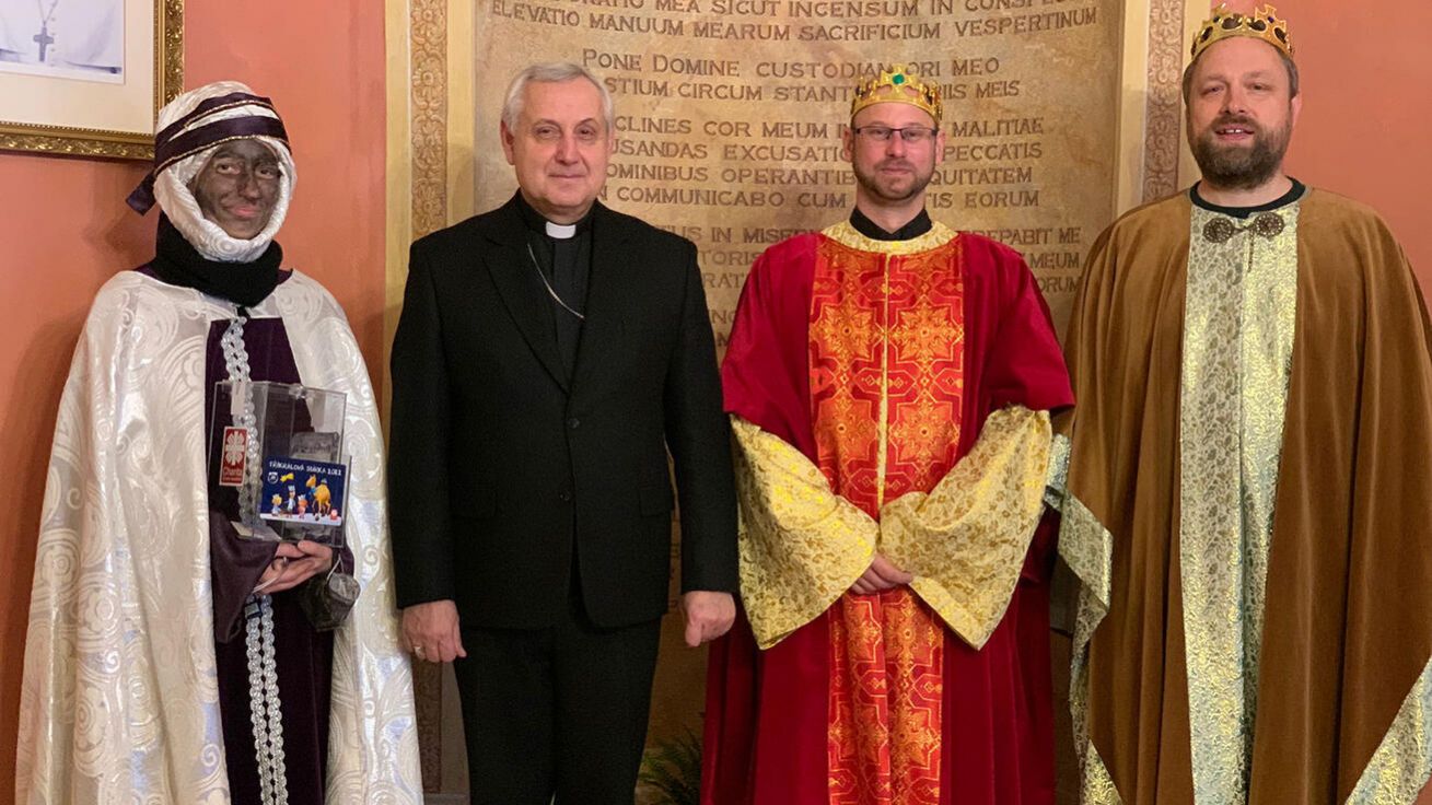 image:Image Požehnání na biskupství, biskup Vlastimil Kročil se třemi králi.