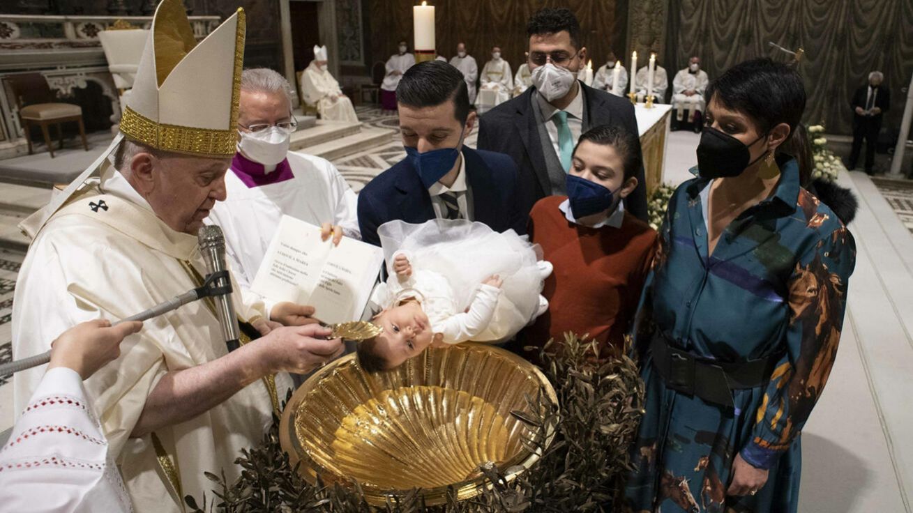 image:Image Při křtu dětí vatikánských zaměstnanců papež zdůraznil roli rodičů a kmotrů v jejich křesťanském životě.