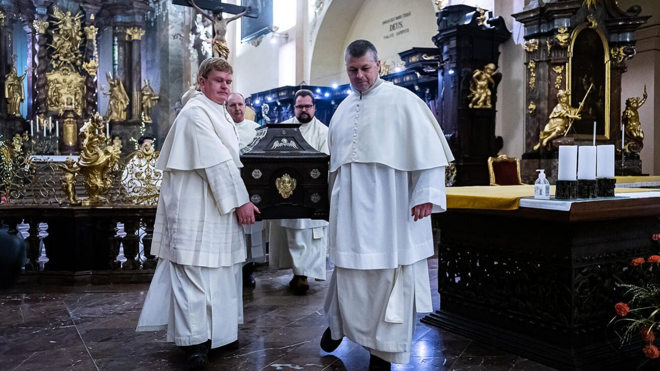 image:Image Ostatky sv. Norberta byly v neděli 9. ledna slavnostně uloženy do hrobu v kapli baziliky Strahovského kláštera v Praze, a to na závěr jubilejního roku, který připomněl 900. výročí založení řádu premonstrátů.