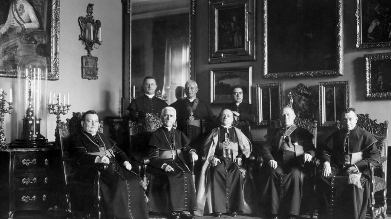 image:Image František Kordač byl pražským arcibiskupem v letech 1919–1931. Na snímku (druhý zleva) s papežským nunciem Francescem Marmaggim (uprostřed), předchůdcem Pietra Ciriaciho, a novým olomouckým arcibiskupem Leopoldem Prečanem.