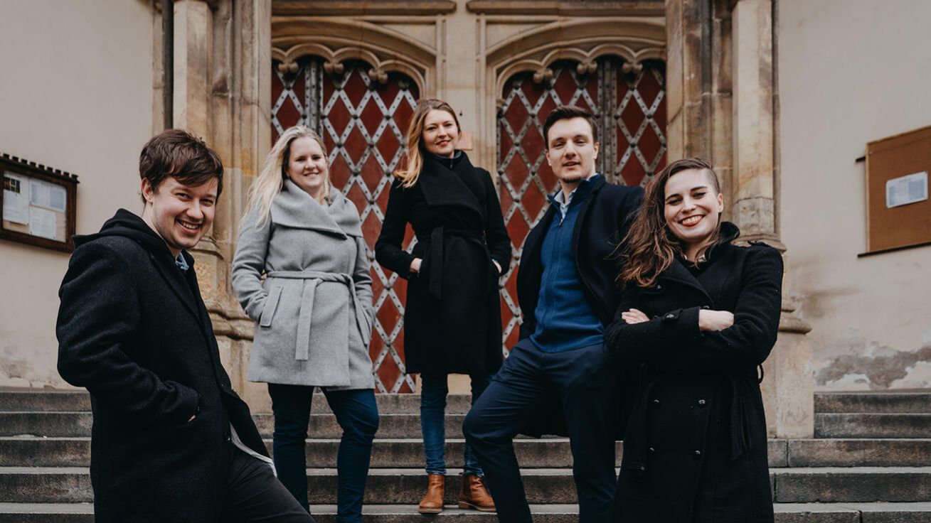 image:Image Tvůrčí tým Ecclesia podcastu: zleva Jacob Janek, Karolína Němcová, Zdeňka Gabrielová, Marek Jílek a Markéta Imlaufová.