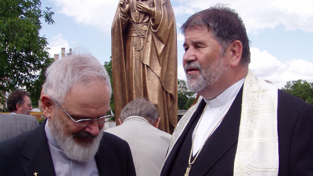 image:Image Mons. Anton Otte s biskupem Jiřím Paďourem na zahradě prachatického hospice.