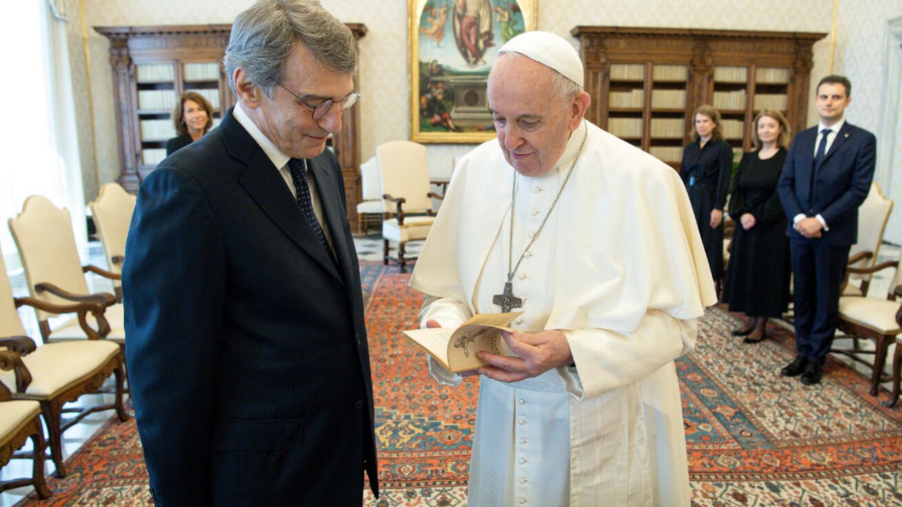 image:Image Papež František přijal předsedu Evropského parlamentu v červnu 2021 ve Vatikánu, shodli se především na potřebě chránit ohrožené migranty.